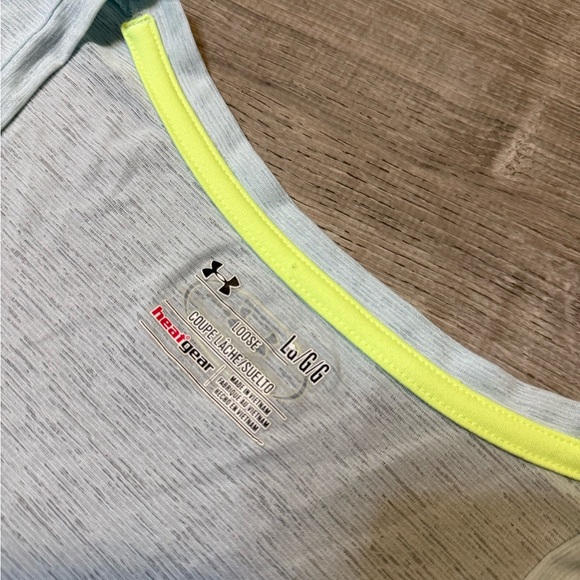 •UNDER ARMOUR• TEE - Picture 5 of 7